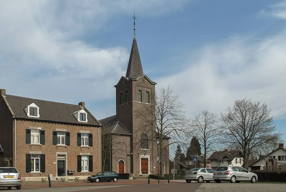 Roosteren: Roosteren, kerk in straatzicht foto6 2011-03-20 11.17